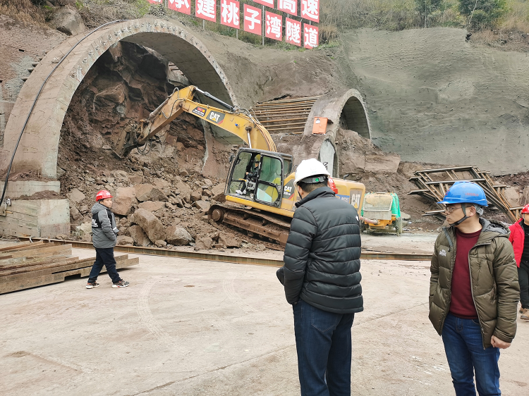 现场复工照片-ZX1桃子湾隧道 - 副本.png