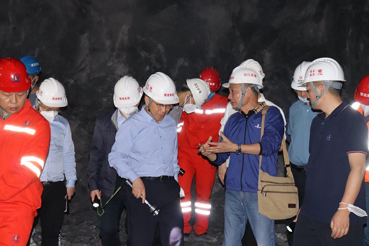 蜀道集团副总经理李永林一行调研沿江高速谢家湾隧道斯古溪隧道 (2) - 副本.jpg