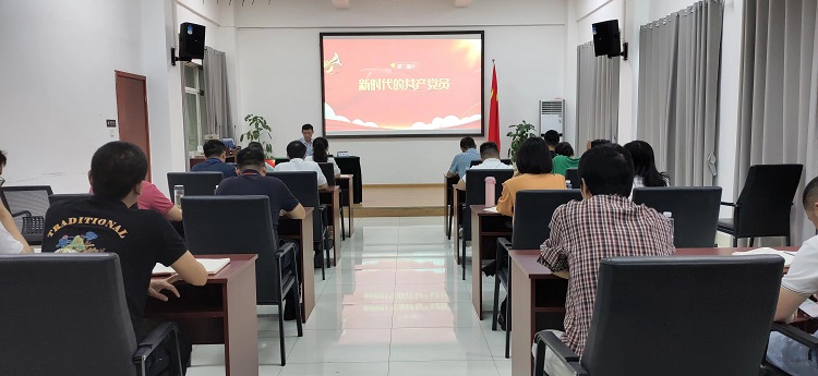 讲党课照片 - 副本.jpg