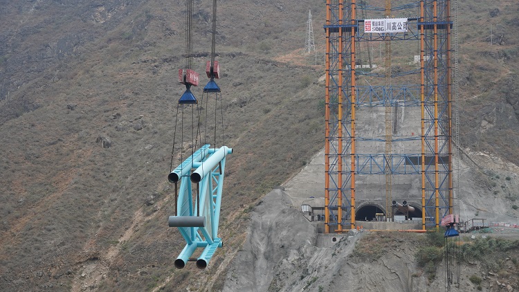 11月22日,沿江高速XJ24合同段,大河坝特大桥拱肋吊装 (4) - 副本.JPG