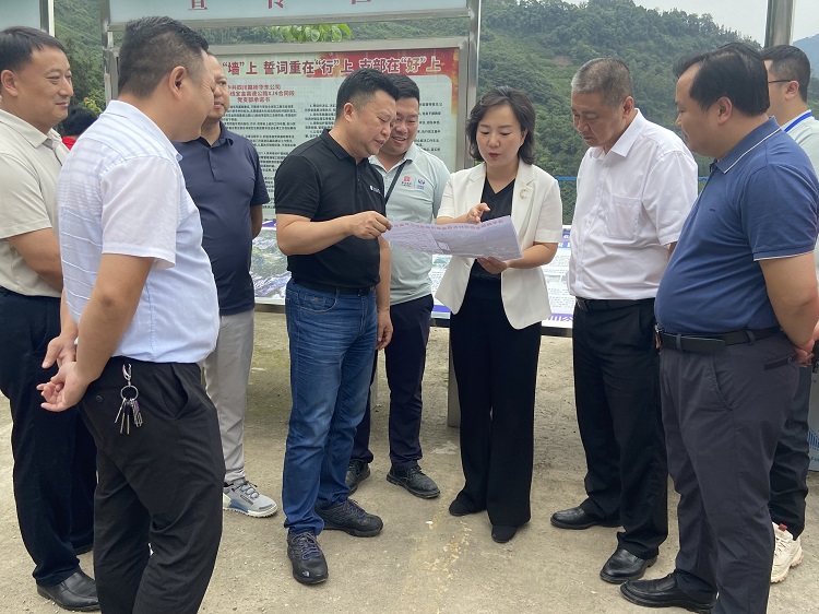 屏山县县长赵丹调研沿江高速 - 副本.jpg