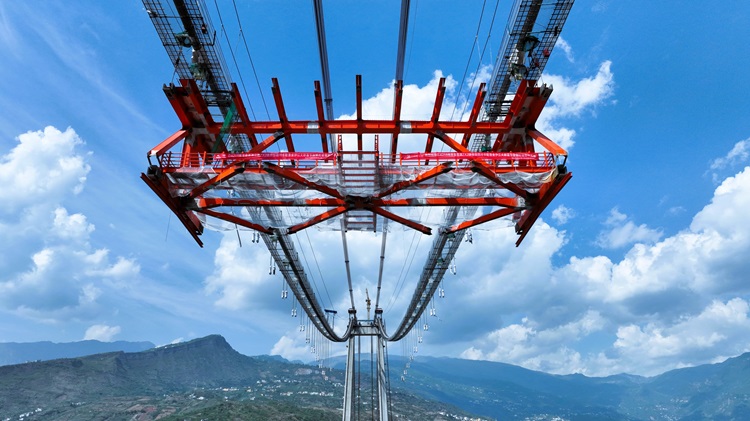 沿江高速宜金段四川卡哈洛金沙江大桥首节钢桁梁吊装顺利完成 (3).jpg