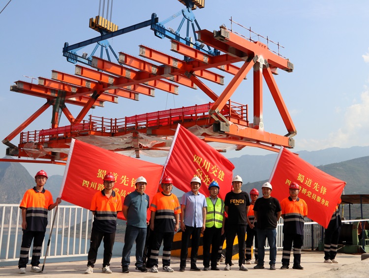 沿江高速宜金段四川卡哈洛金沙江大桥首节钢桁梁吊装顺利完成 (1).jpg