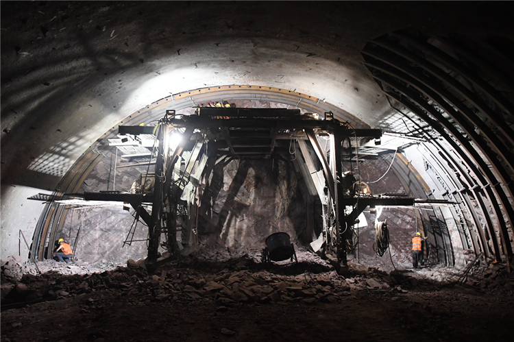 乐西高速大凉山1号隧道主洞单洞累计掘进突破19000米_副本.png