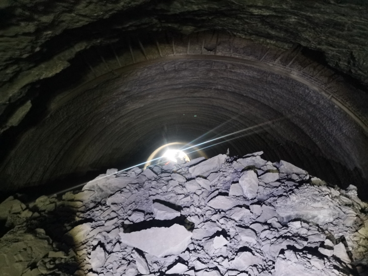隧道贯通现场_副本.jpg