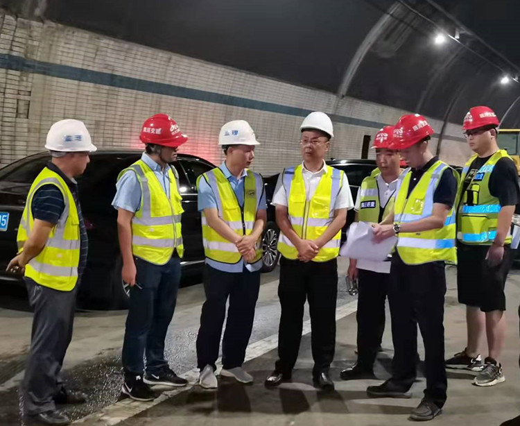 川东公司党委书记、董事长郑永雄检查督导华蓥山隧道ZK33+360涌水突泥病害抢险处治工程开展情况2.jpg