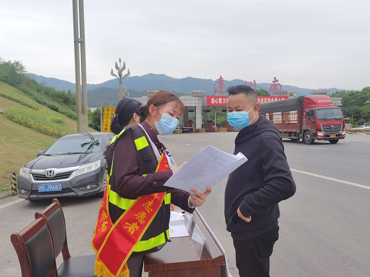 节能增效 从我做起——川东公司团委开展节能节排宣传活动11.jpg