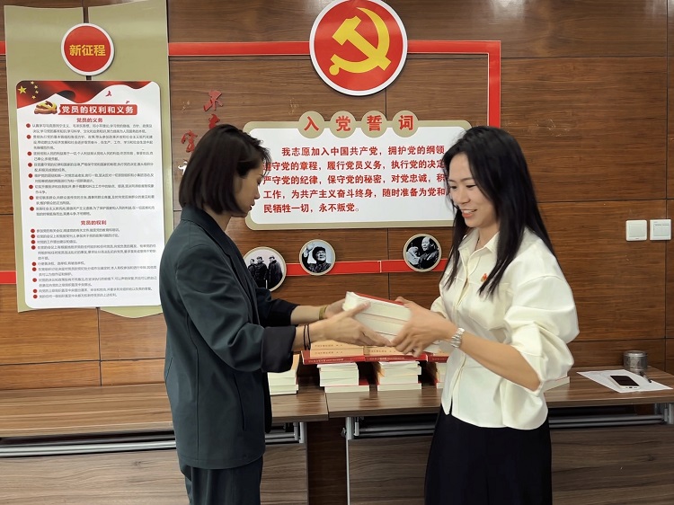 川高文旅公司党支部发放主题教育书籍,掀起学习宣贯高潮1.jpg