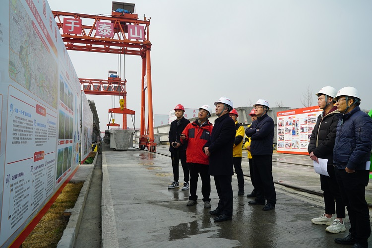 蜀道集团总法律顾问栾黎一行到成绵扩容项目开展“冬送温暖”慰问暨安全环保工作督查2 - 副本.JPG