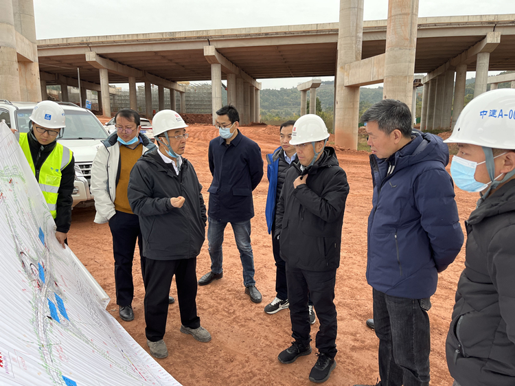 1201蜀道集团副总经理李永林率队到成绵扩容项目调研检查_副本.jpg