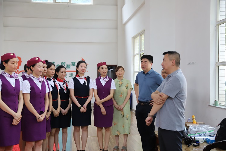 20230816_李理看望参加服务品牌大赛职工.jpg