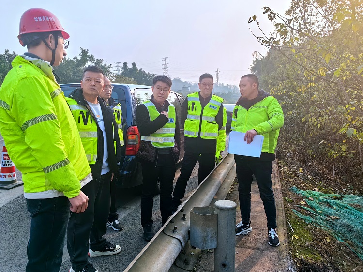 1.2-川南公司党委副书记、董事、总经理罗煜赴隆纳高速开展机电监控工作调研2.jpg