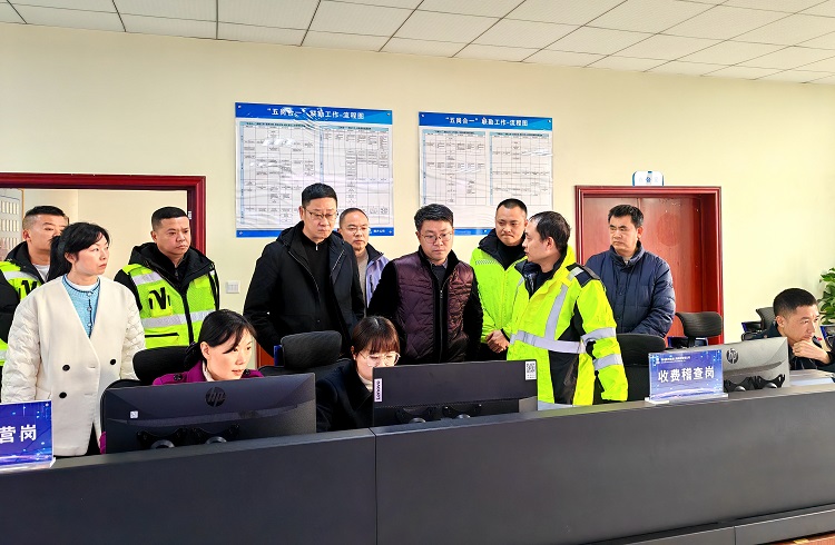 1.2-川南公司党委副书记、董事、总经理罗煜赴隆纳高速开展机电监控工作调研1.jpg