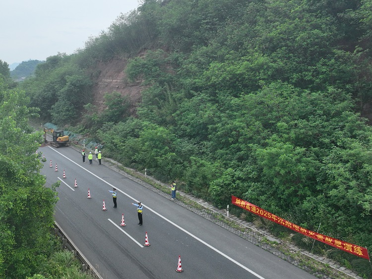 4.28纳黔高速“一路三方”开展2025年汛期地质灾害应急演练2.jpg