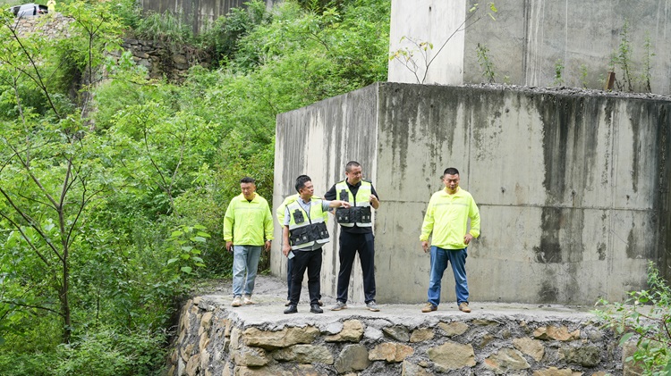 (挂网、微推)20250625川南公司开展辖区高速公路汛期地质灾害和桥梁运行安全风险隐患排查2.jpg