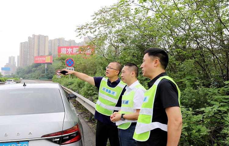 6.30川南公司党委副书记、董事、副总经理刘诗文到自贡管理中心开展汛期安全检查暨包保问题检查1.jpg