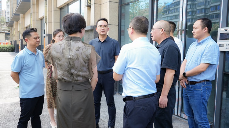 2025年7月25日,四川省住房和城乡开元棋牌厅住保处副处长张华一行调研川南公司“高庐尚玺”保障性租赁住房项目.jpg