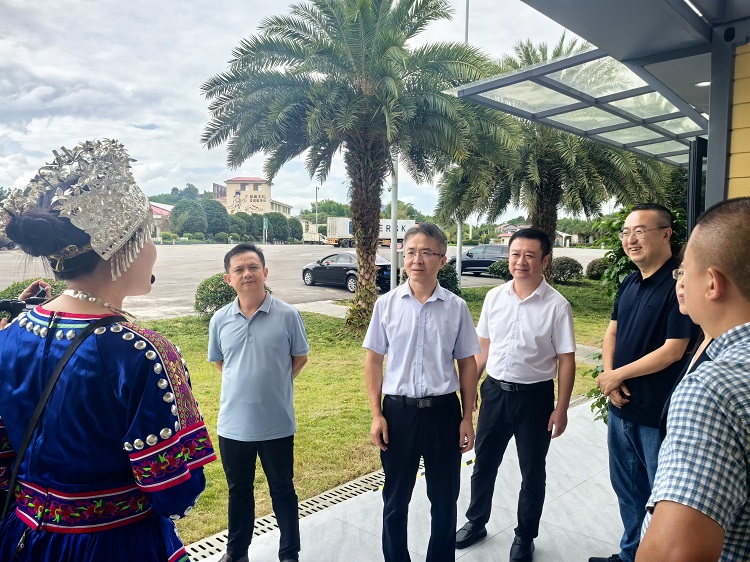 (微推、网站)四川省总工会副主席王超一行调研川南公司纳黔高速叙永服务区工会驿站 (4).JPG