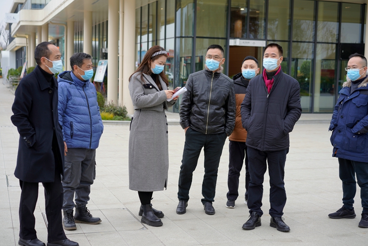 川西公司党委副书记、总经理刘小刚检查指导绕东服务区疫情防控和环境综治工作.JPG