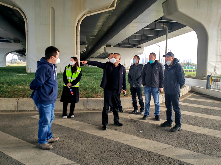 川西公司党委委员、副总经理张忠勇一行到成都绕城高速成渝站检查指导工作_副本.jpg