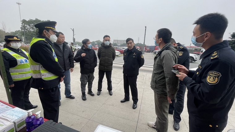 省交通执法总队第四支队检查指导成都东服务区春运服务保障工作_副本.jpg