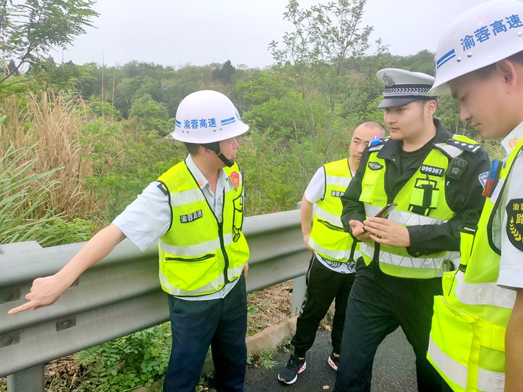 20230420渝蓉高速联合“一路三方”开展道路安全检查工作 (2)_副本.jpg