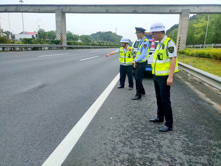 20230420渝蓉高速联合“一路三方”开展道路安全检查工作_副本.jpg