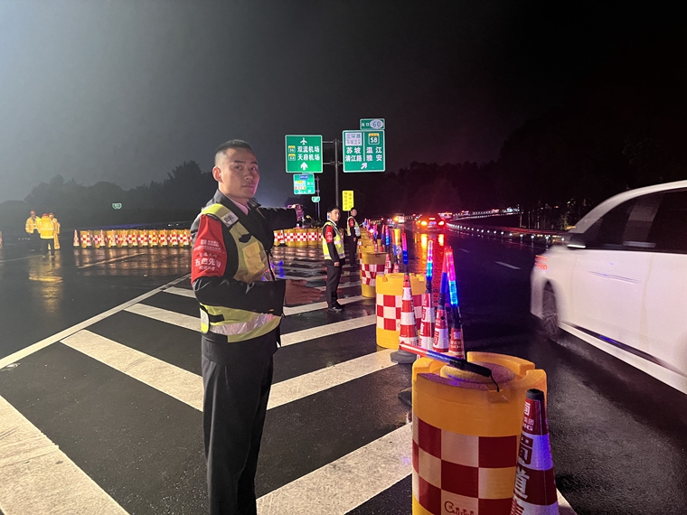 20230507 稽查监控中心“五色先锋”班组积极参与“迎大运”路域环境整治提升工作(改)_副本.jpg