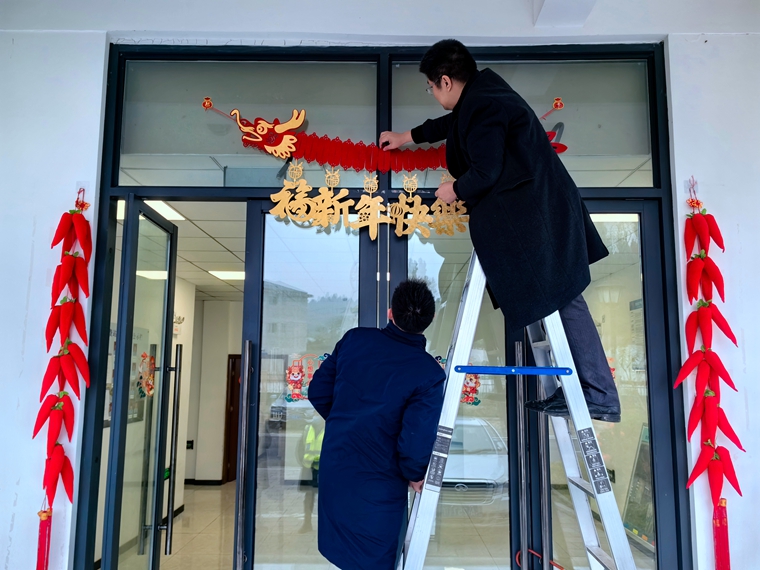 “龙年伊始,万象更新”安岳龙台站开展辞旧迎新活动._副本.jpg