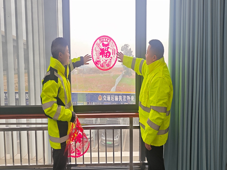 20240202绕东一线开展“挂灯笼,迎新春”活动(成渝) (5)_副本.jpg