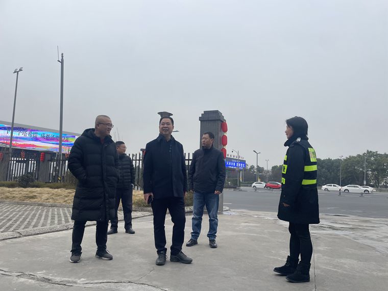 20240208川西公司党委书记、董事长刘小刚一行到绕东锦城湖站检查指导工作 (1)_副本.jpg