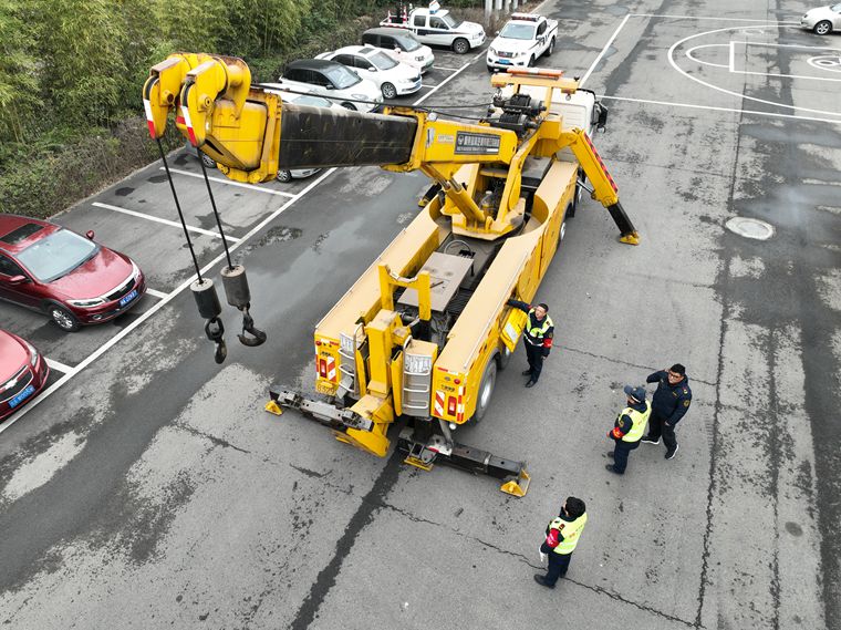 20240207攻坚克难践初心 川西公司“五色先锋”护春运 (3)_副本.jpg