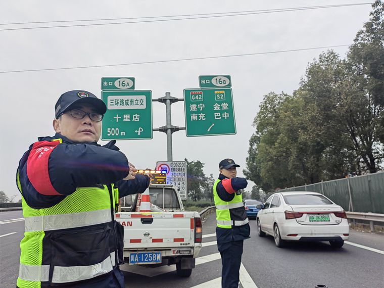 20240207攻坚克难践初心 川西公司“五色先锋”护春运 (1)_副本.jpg