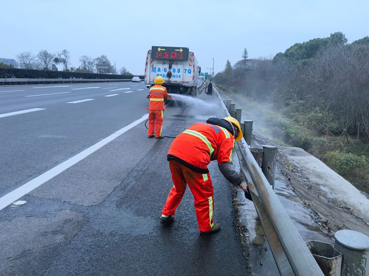 20240207攻坚克难践初心 川西公司“五色先锋”护春运 (4)_副本.jpg