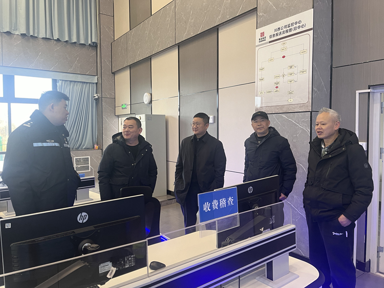 20240301成都市交警六分局副局长马海波一行到监控中心现场商议电台视频快处事宜 (2)_副本.jpg