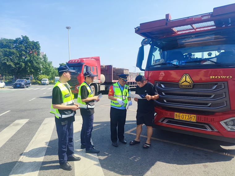 绕东管理处联合多部门开展开展路政月宣传活动 (1)_副本.jpg