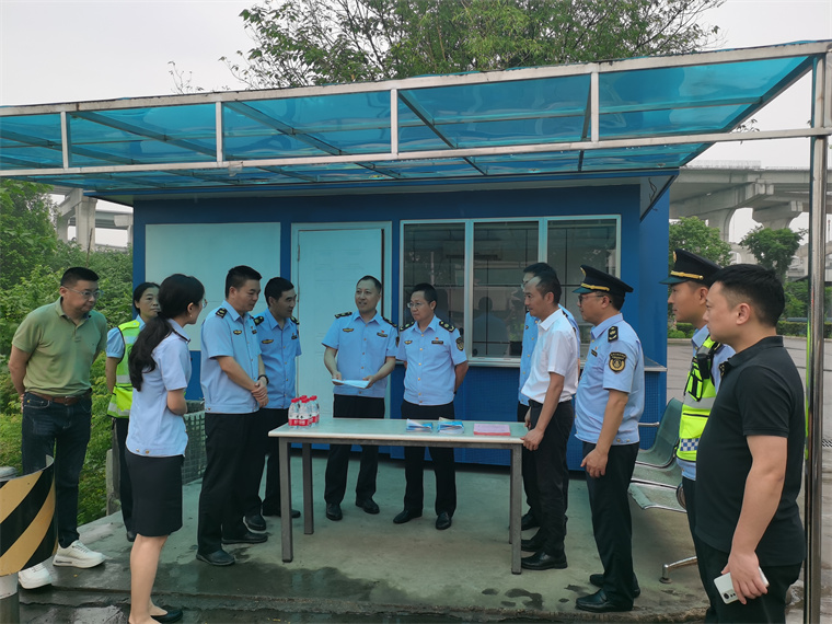 省交通执法总队(高管局)总队长(局长)刘孝明等领导视察绕城高速成金收费站收费现场管理情况.jpg