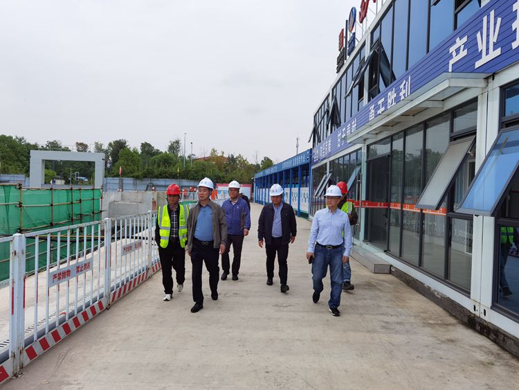 20241008川西公司董事长刘小刚亲临施工现场,强调安全与质量并重(1)_副本.jpg