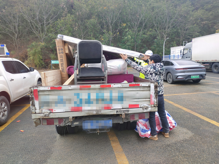 20250205热心寻找货物失主,彰显渝蓉温情服务 (3)_副本.jpg