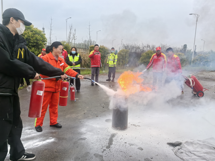 成都西服务区开展清明节前消防应急培训演练2.png