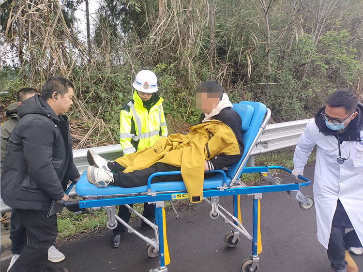 20250414渝蓉高速紧急救援,路巡队员争分夺秒,守护司乘生命安全 (2)_副本.jpg