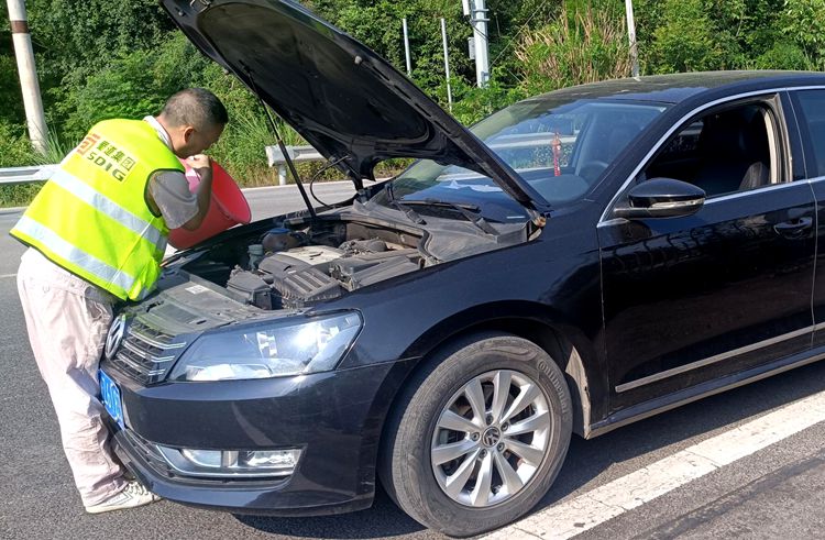 50分钟紧急排障渝蓉高速专业服务畅通司乘出行路 (1)_副本.jpg