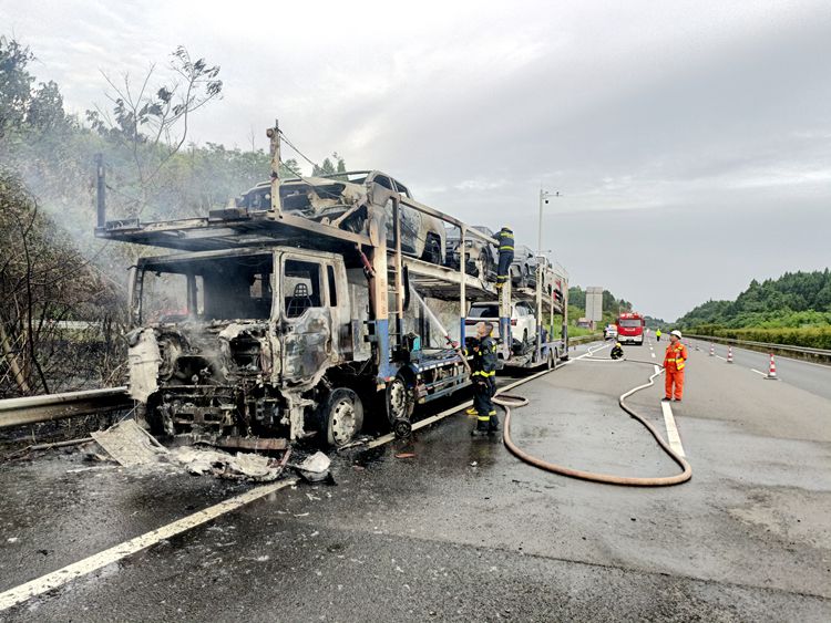 20250524渝蓉高速成功处置一起商品运输车自燃事故 (2)_副本.jpg