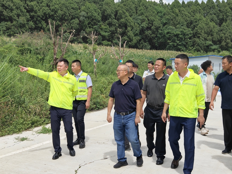 20250625川西公司党委委员、副总经理孙彬到渝蓉高速开展防汛督查及安全环保包保检查 (2)_副本.jpg