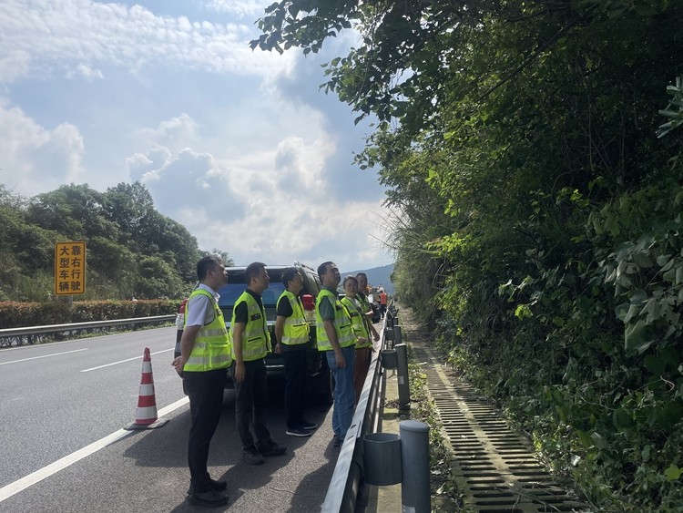 20250709川西公司党委书记、董事长刘小刚一行到渝蓉高速督导检查安全防汛及运营管理工作1_副本.jpg