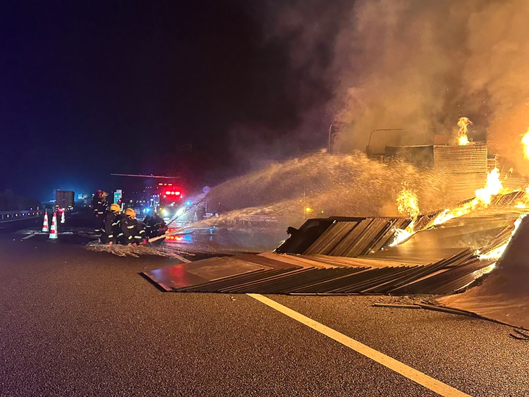 20250718渝蓉高速“一路多方”紧急救援自燃货车2_副本.jpg