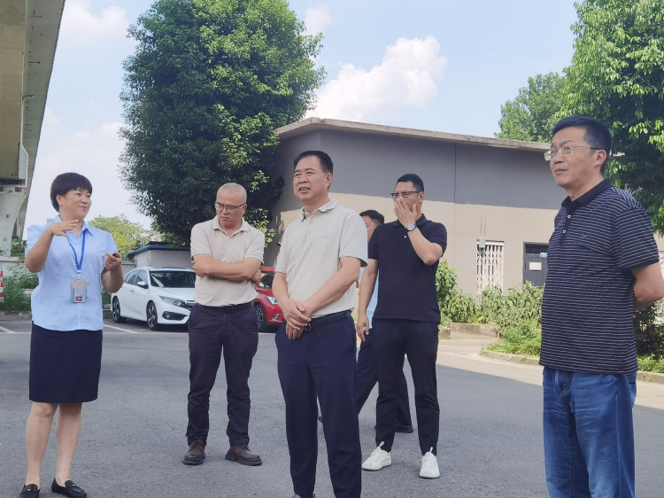 03 川西公司党委书记、董事长刘小刚一行到大件站指导安全防汛工作_副本.jpg