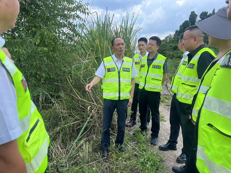 20250814川西公司党委副书记、总经理何雁一行到渝蓉高速开展防汛安全检查2_副本.jpg