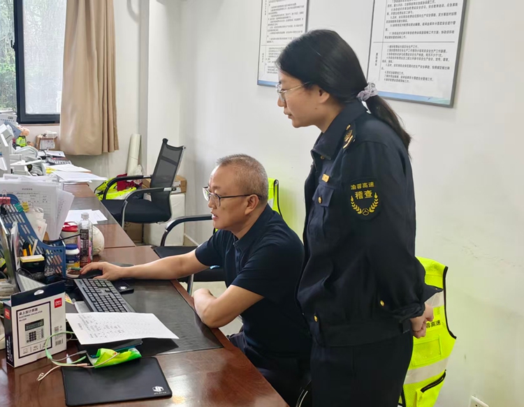 20250924川西公司党委副书记、副总经理孙彬赴渝蓉高速开展包保路段“国庆”“中秋”节前安全督查工作 (3)_副本.jpg