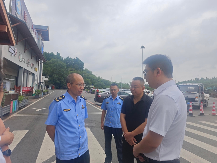 20250926四川省交通运输综合行政执法总队第一支队支队长张敏到渝蓉高速检查安全生产工作 (1)_副本.jpg